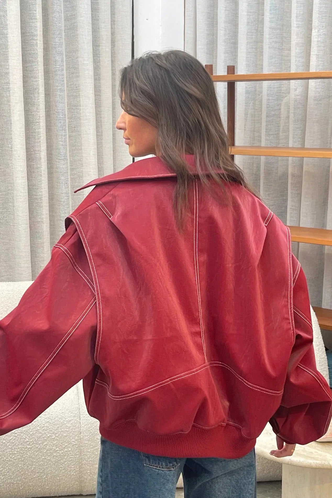 Îmbrăcăminte exterioară cu guler înclinat, cu fermoar, pe stradă, de culoare solidă