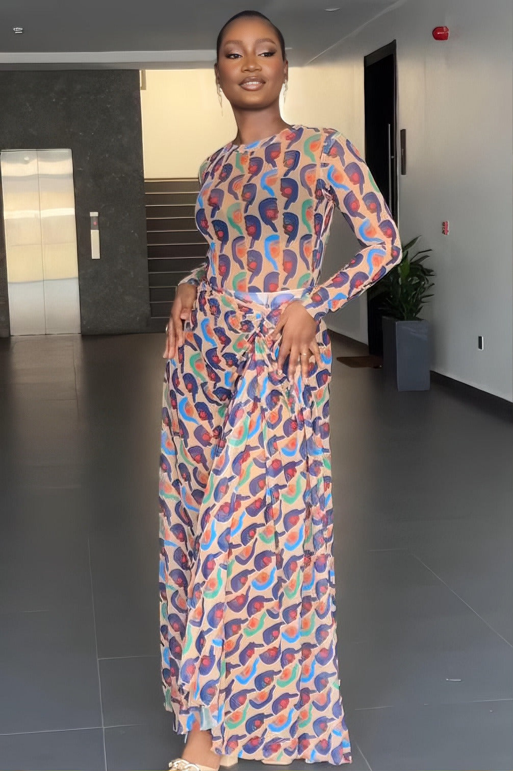 Robe longue à motif portrait abstrait