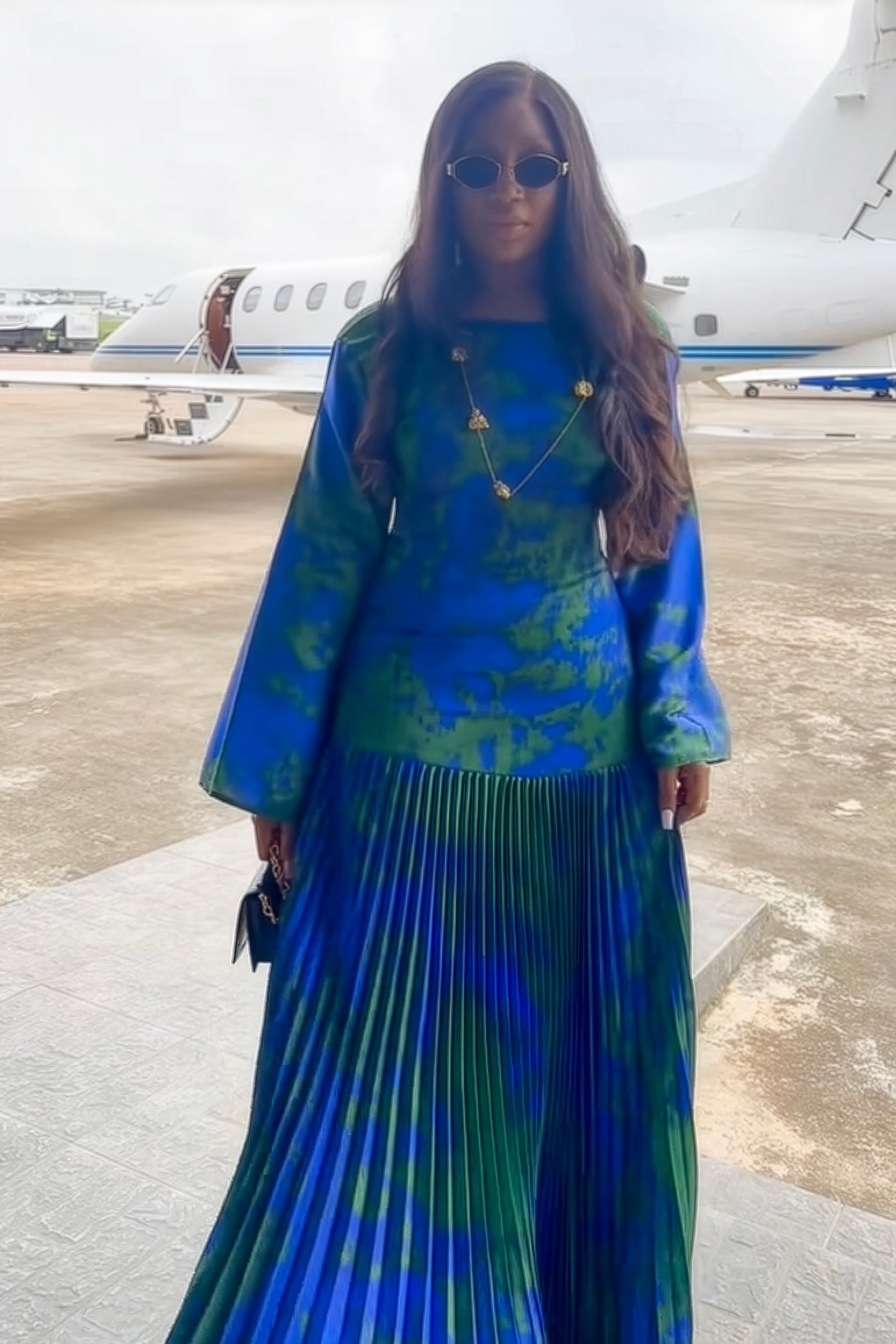 שמלת מקסי זהב חמניות עם קפלים