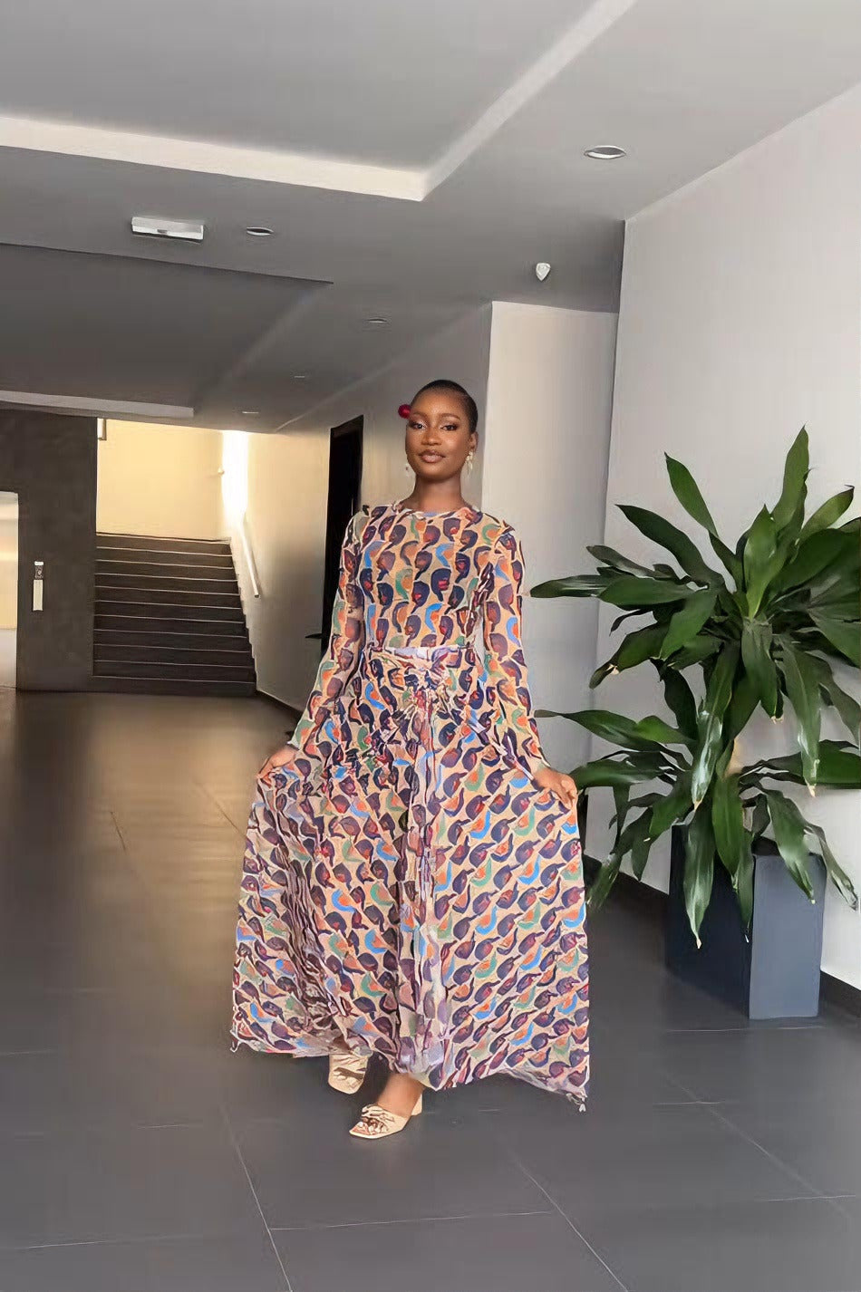 Robe longue à motif portrait abstrait