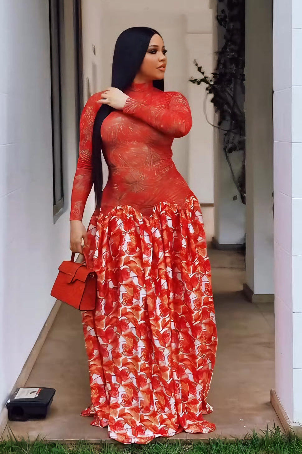 Livfull röd genomskinlig blommig maxiklänning