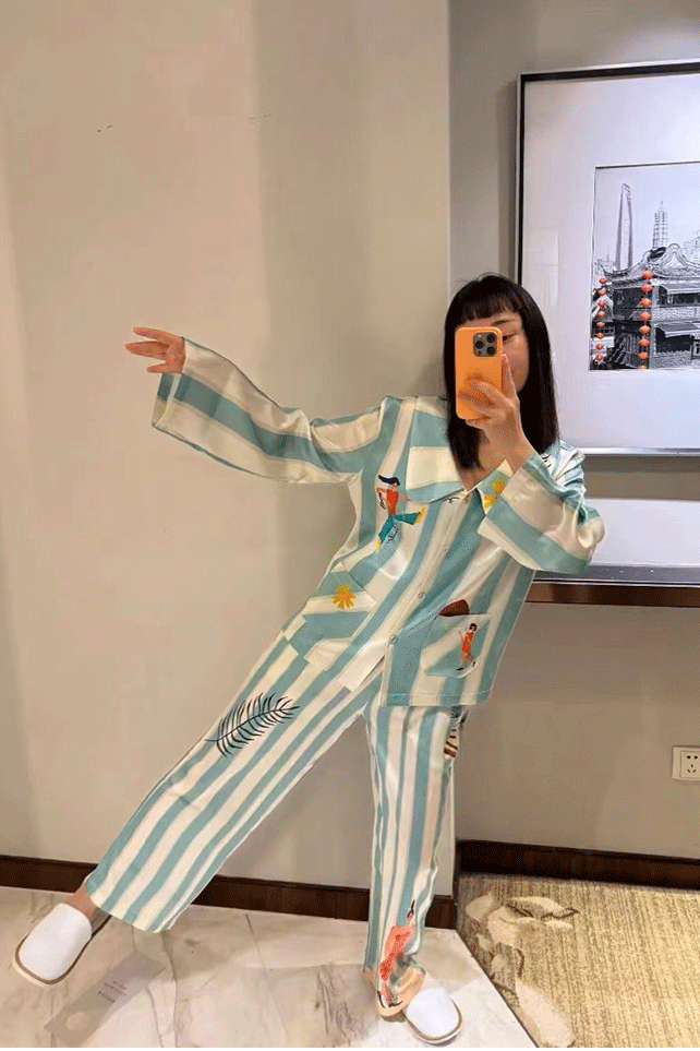 Sada dlouhého pyžama na lesní procházku