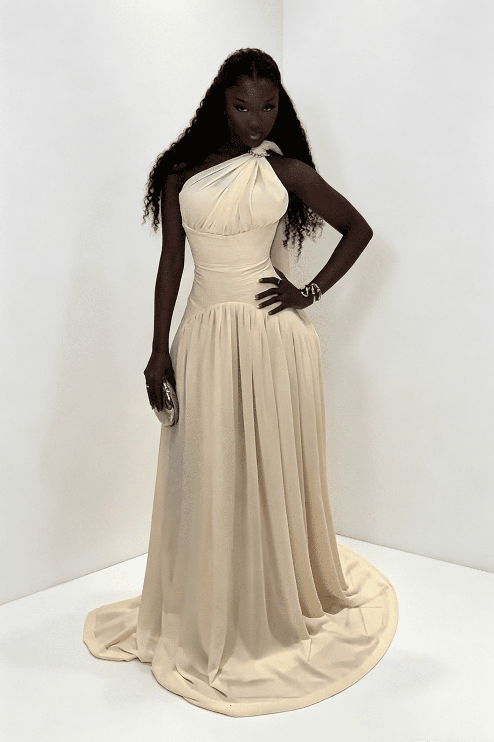 Maxi-Kleed aus Chiffon mat Schleppe an enger eenaarmeger Schëller-Coupe