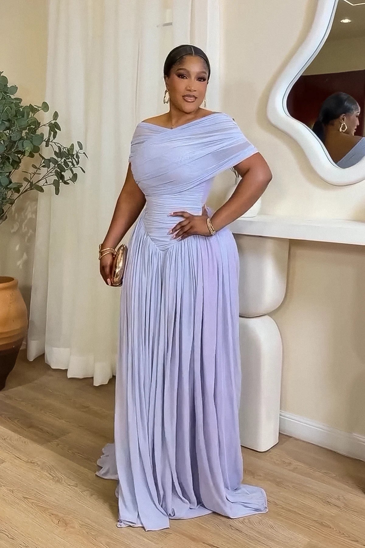 라벤더 어깨 드러내는 주름 잡힌 접은 드레스