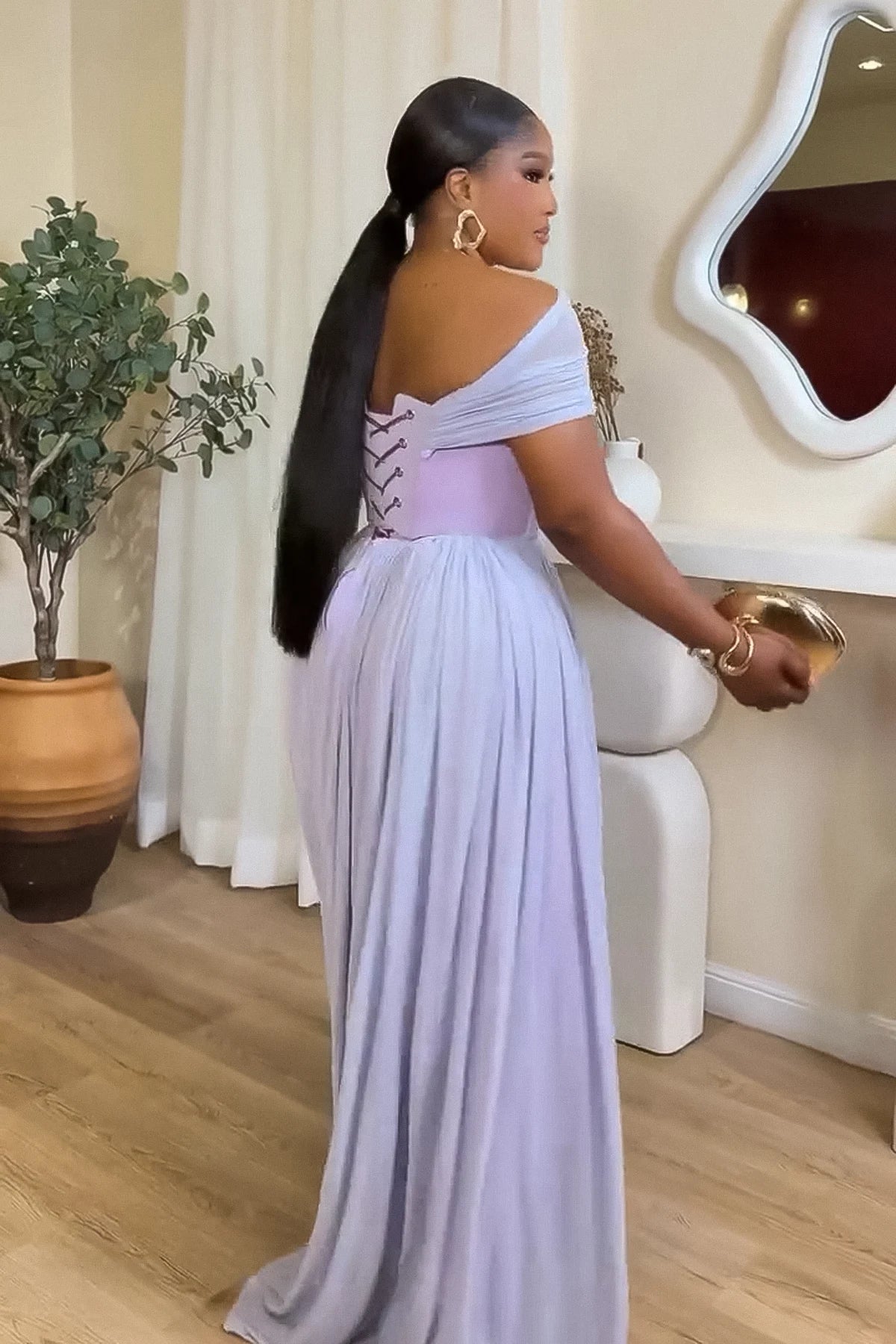 라벤더 어깨 드러내는 주름 잡힌 접은 드레스