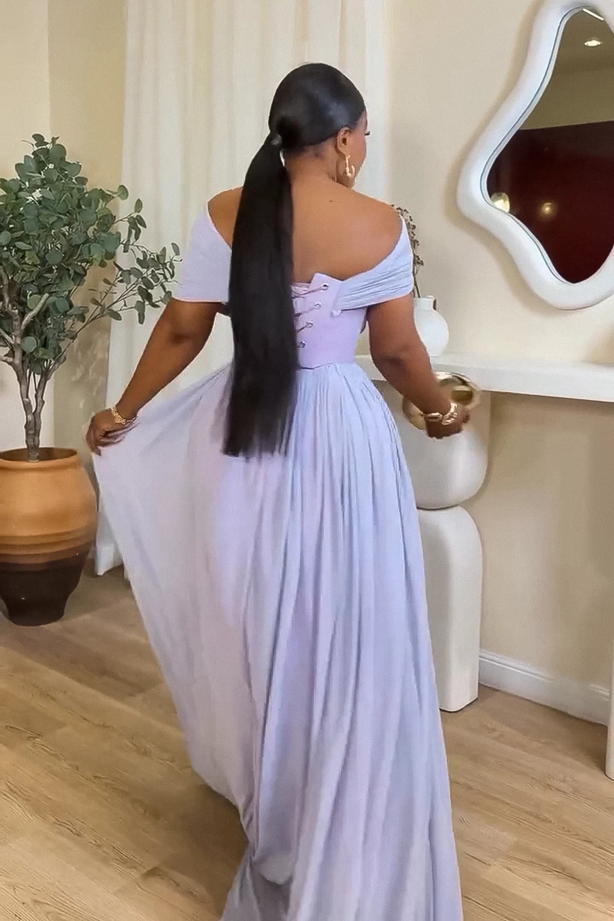 라벤더 어깨 드러내는 주름 잡힌 접은 드레스