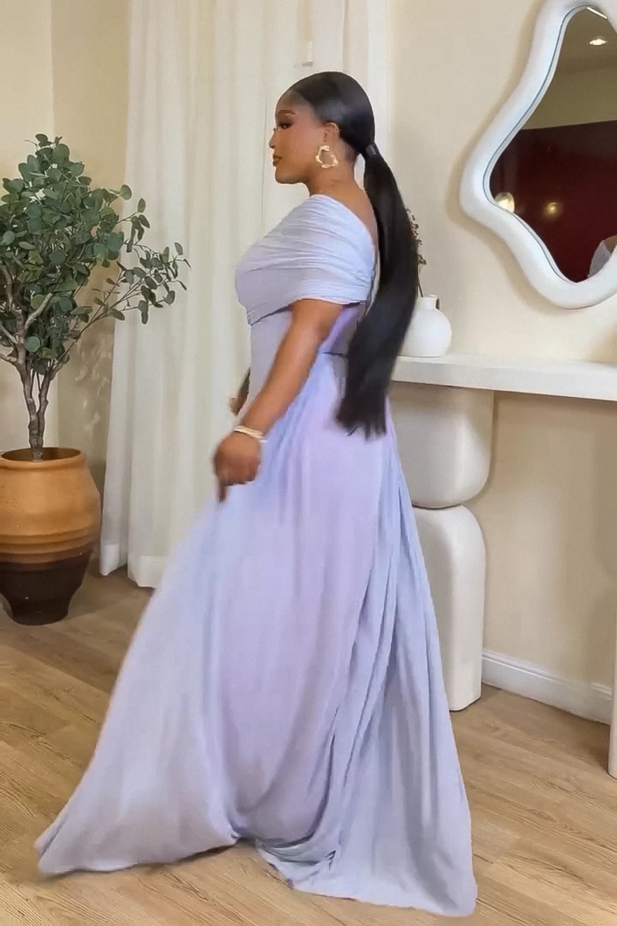 라벤더 어깨 드러내는 주름 잡힌 접은 드레스