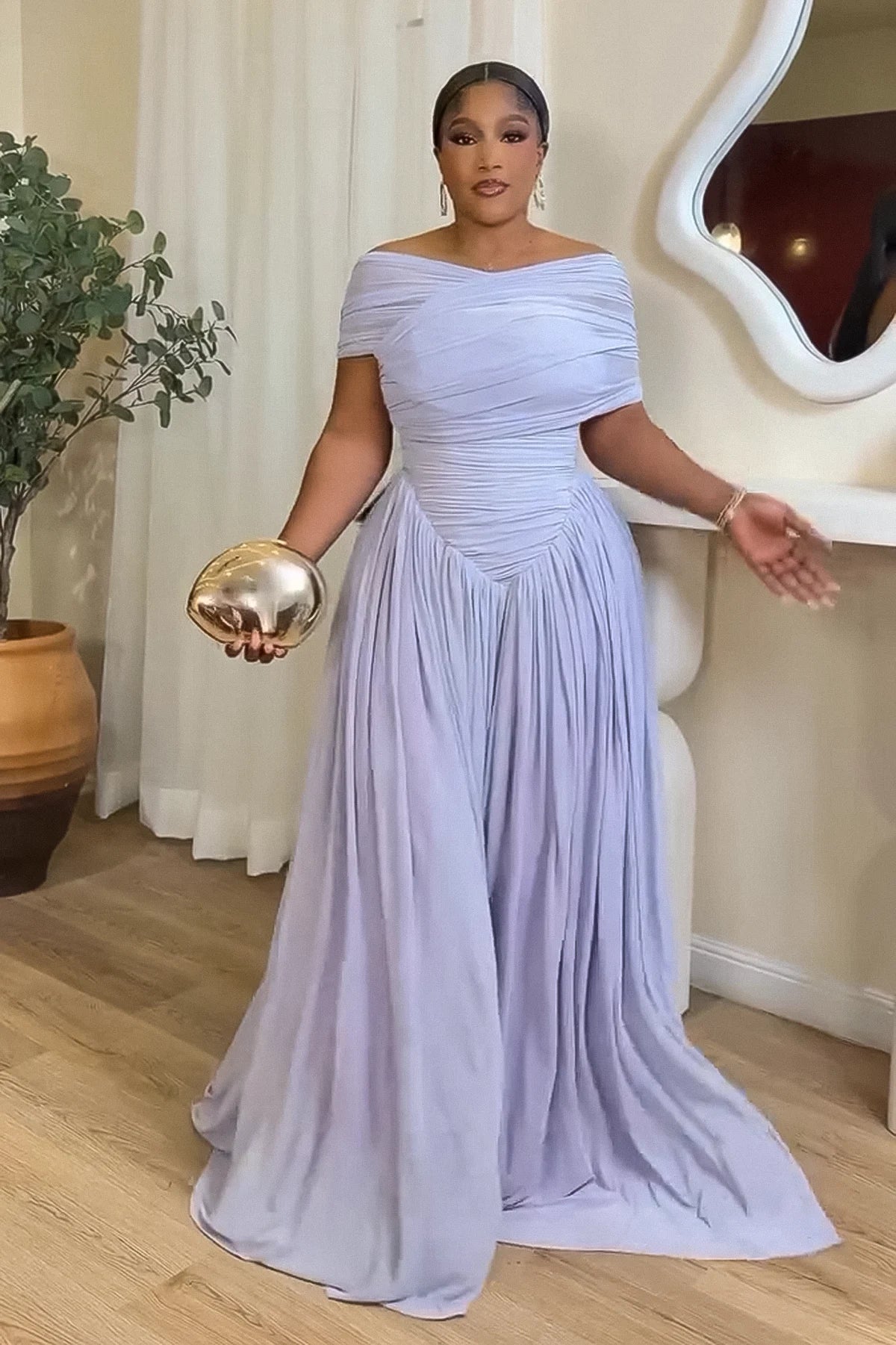 라벤더 어깨 드러내는 주름 잡힌 접은 드레스