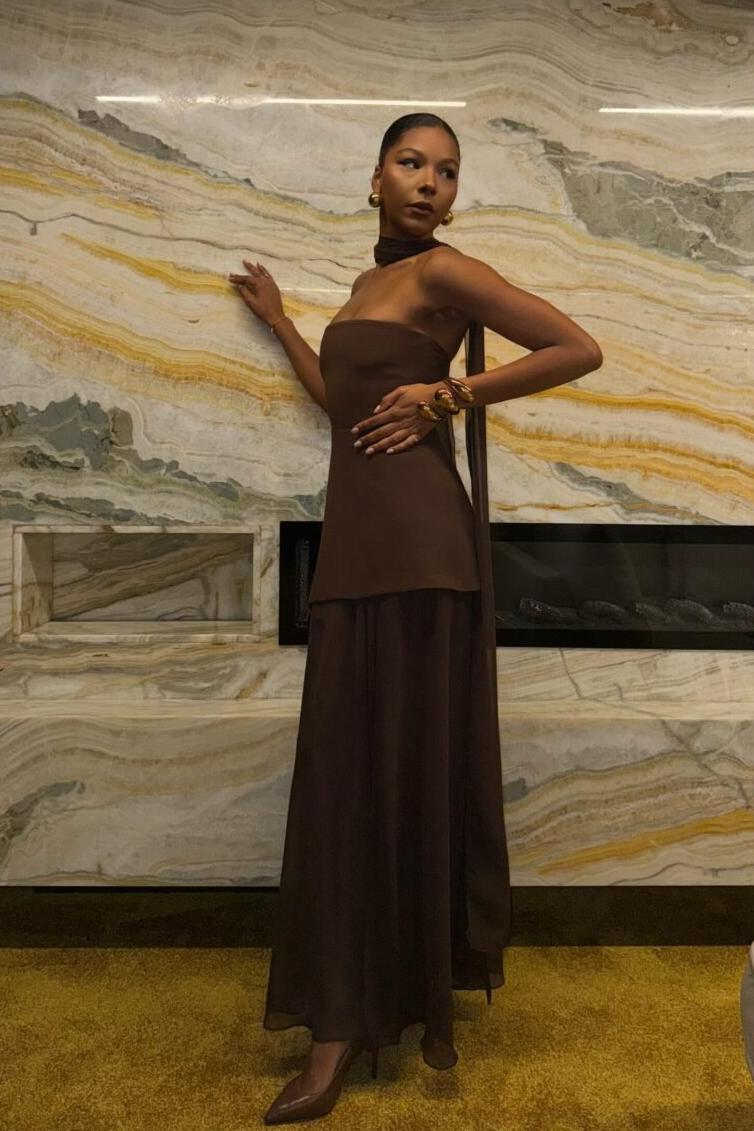 Vestido maxi sin tirantes con lazo halter y cintas fluidas