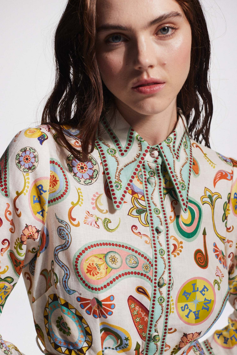 فستان Aimeé قصير بأكمام طويلة وبنقشة بيزلي