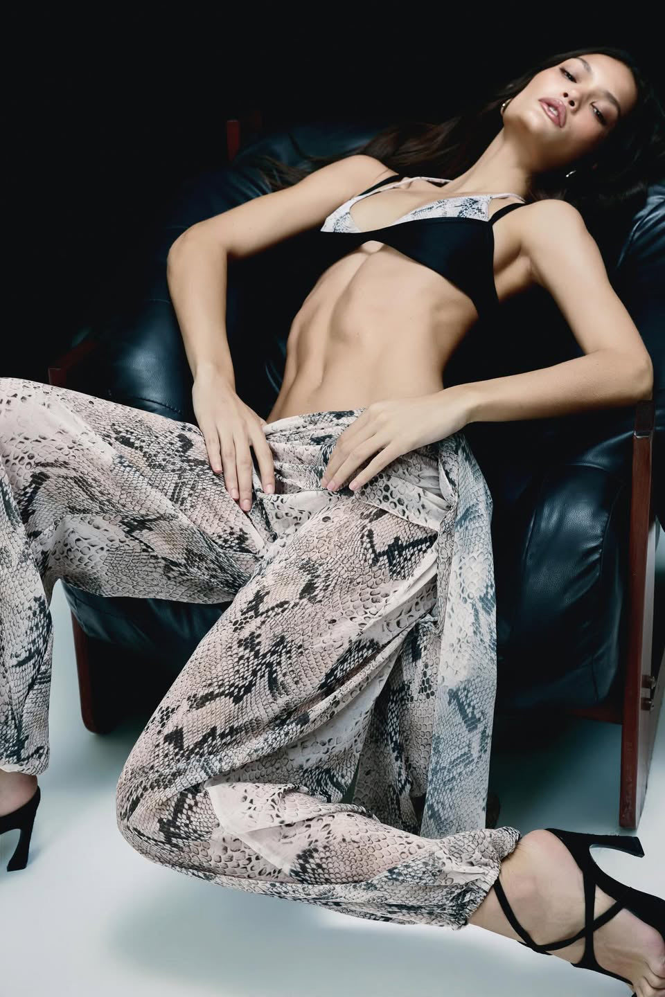 Set aus neutralem Schlaangendrock-Bikini a Boxbeen-Hosen