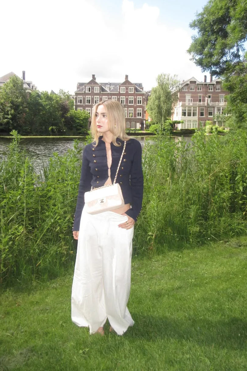 Gestréckte Cardigan mat gëllen Knäppercher