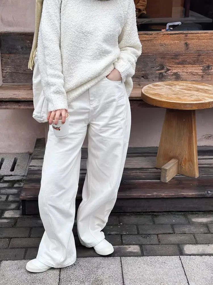 Pantalones de mezclilla sueltos con corte en arco a la moda