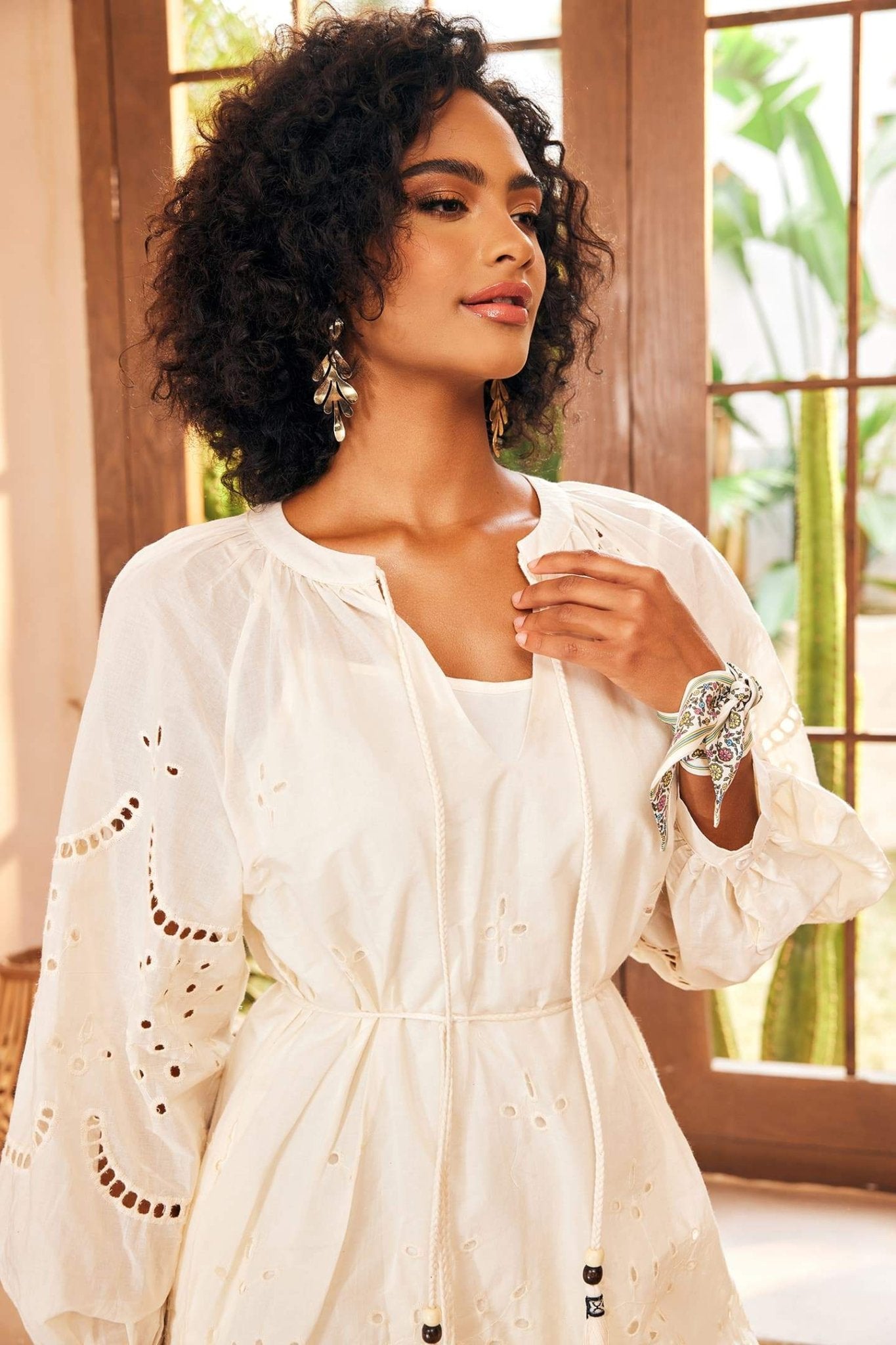 아리엘라 자수 홀로우 미디 드레스