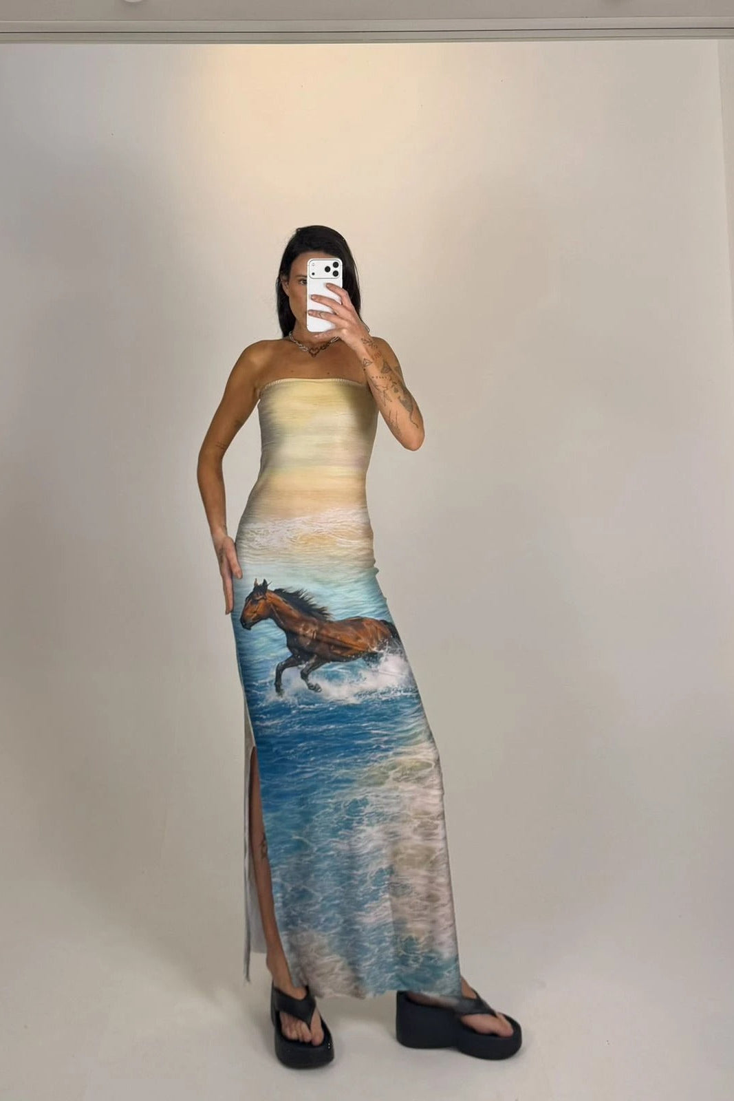 Top med høj slids og bodycon maxi-kjole
