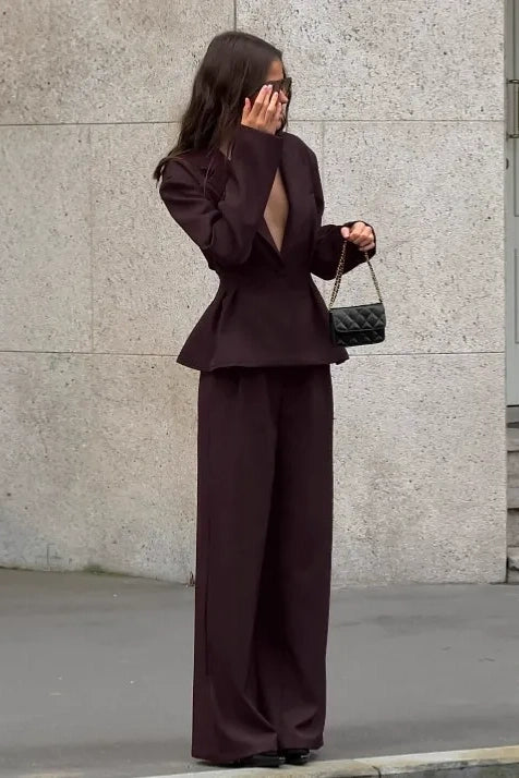Conjunto de traje sastre marrón con cintura marcada
