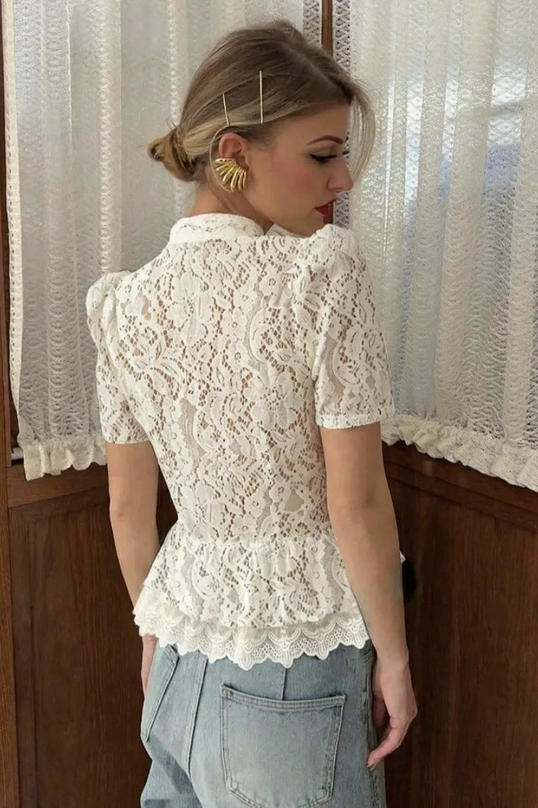 Camisa negra de encaje calado con cuello alto