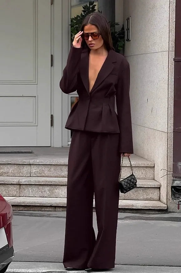 Conjunto de traje sastre marrón con cintura marcada