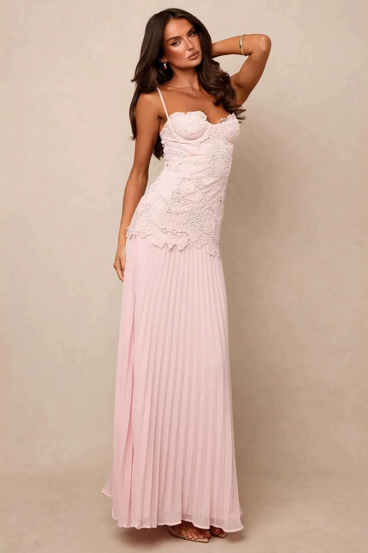 Maxikjole med blomsterudskæringer og plisseret camisole-top