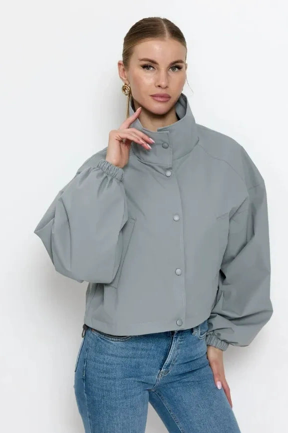 Chaqueta corta de cuero minimalista y cuadrada