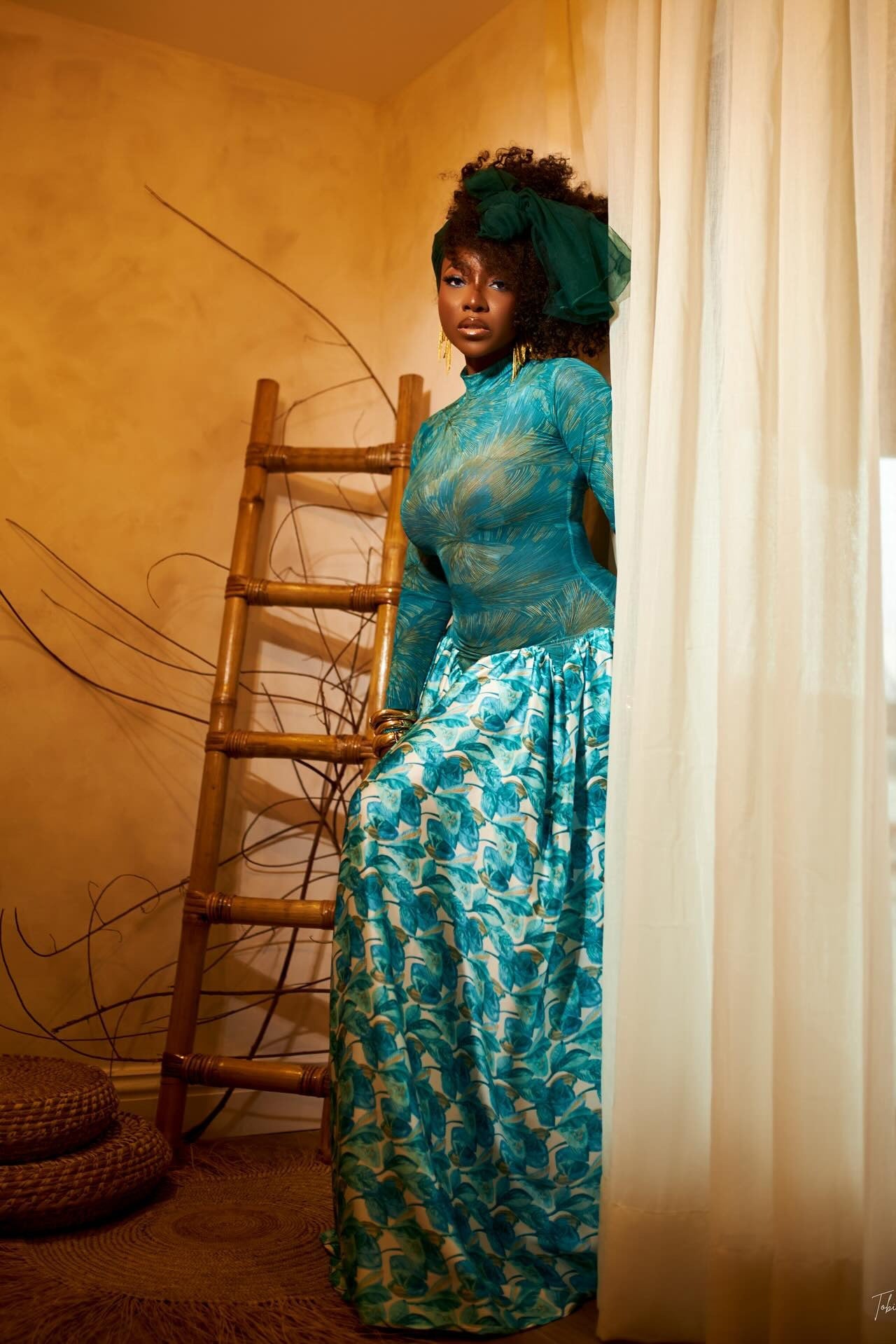 Livfull röd genomskinlig blommig maxiklänning