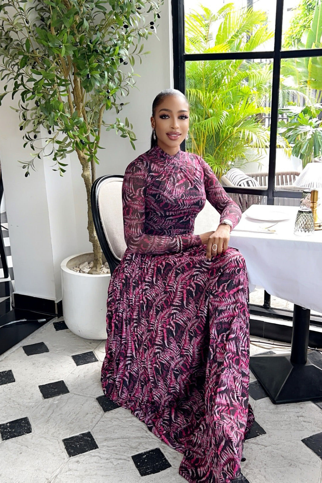 Maxikjole i nett med tropisk trykk