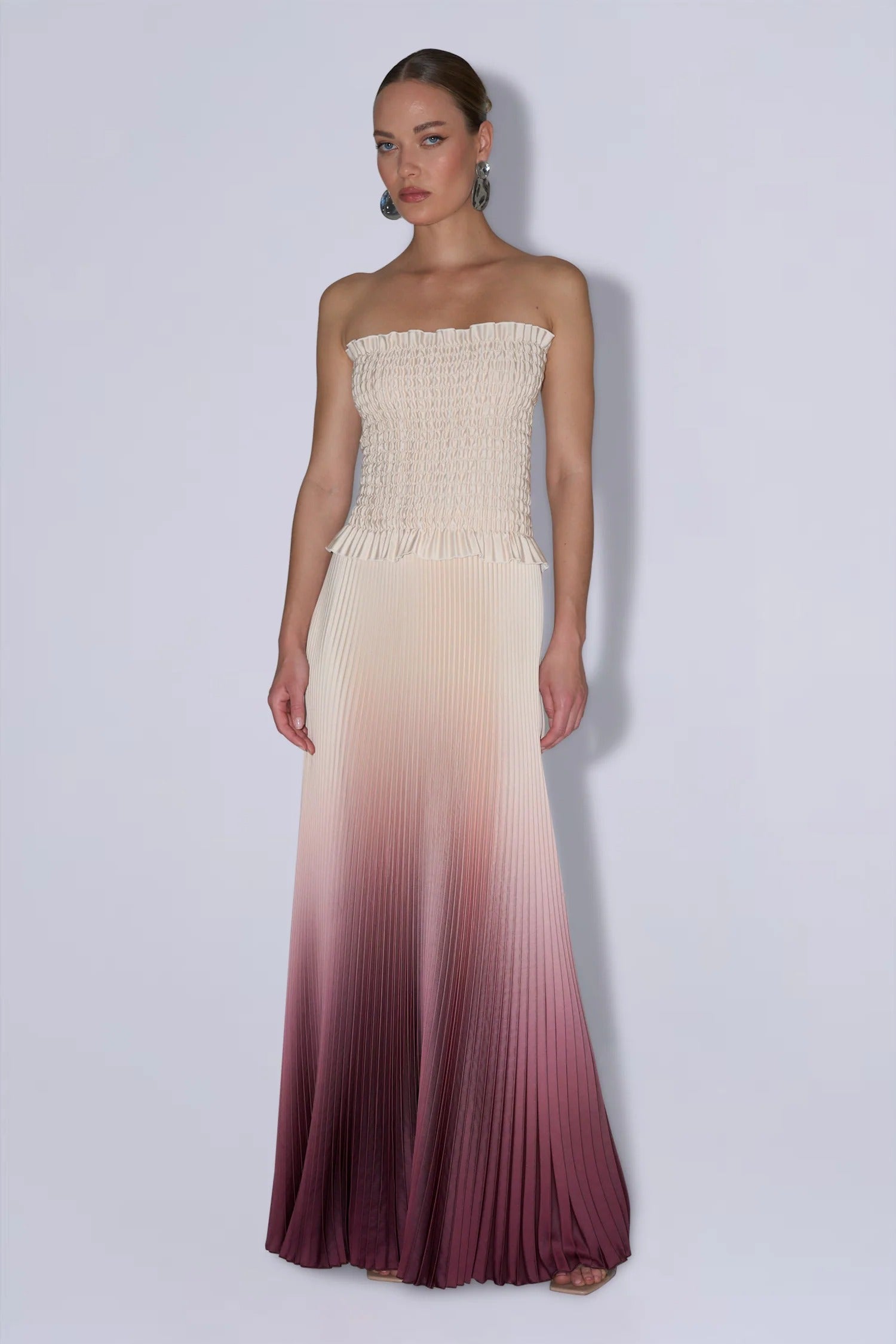 Vestido largo plisado sin tirantes con degradado ombré