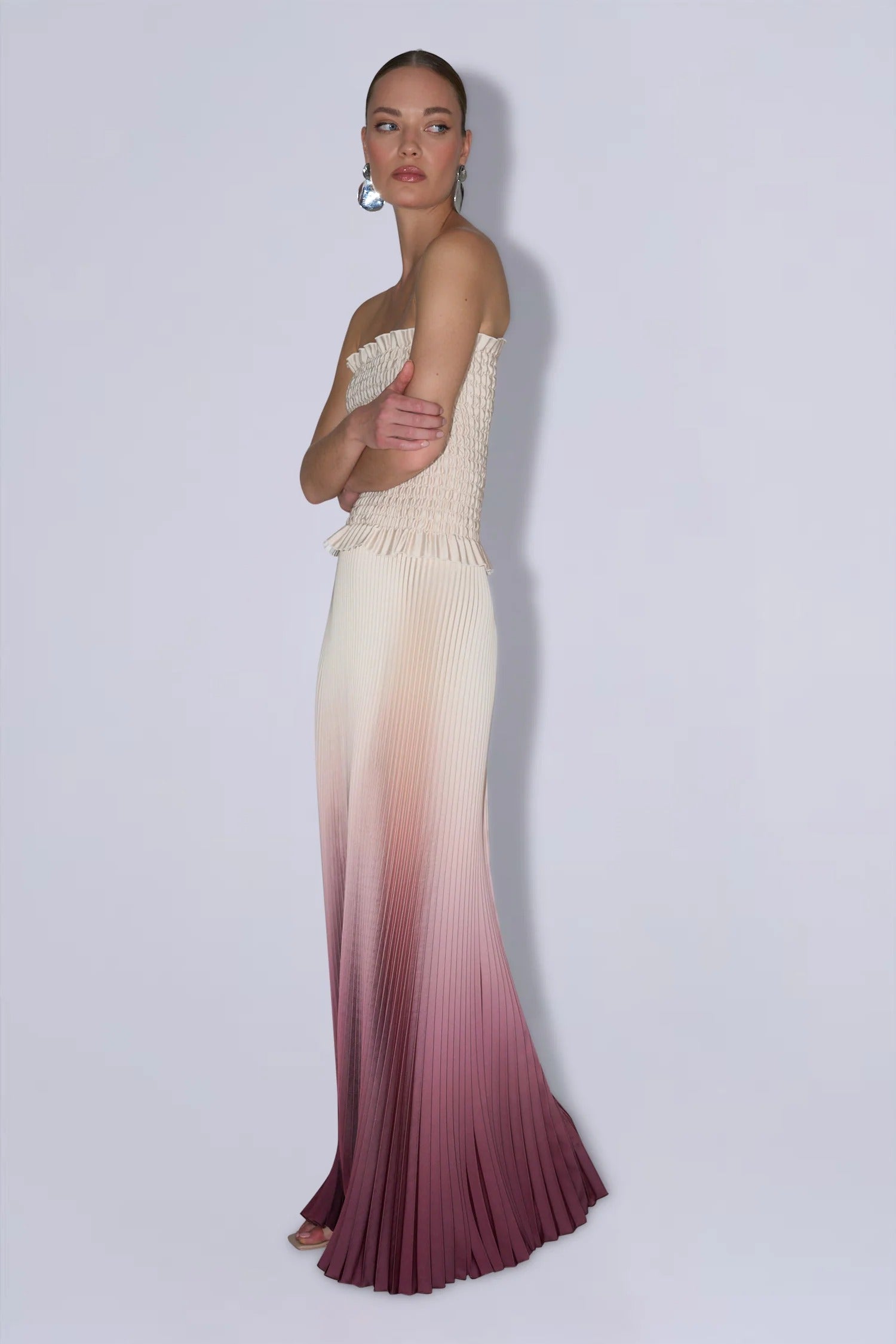 Vestido largo plisado sin tirantes con degradado ombré