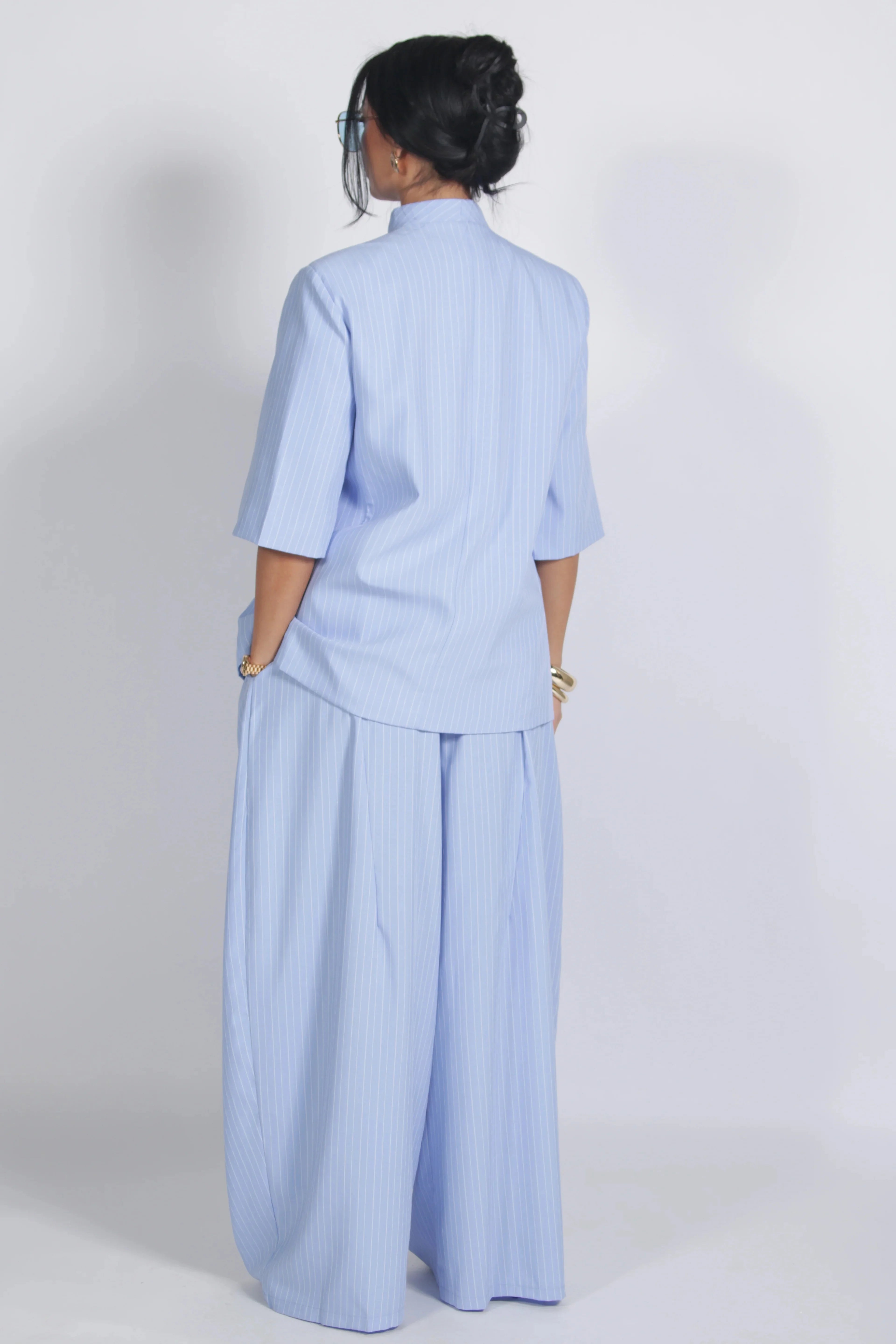Completo pantaloni a righe sottili azzurro chiaro