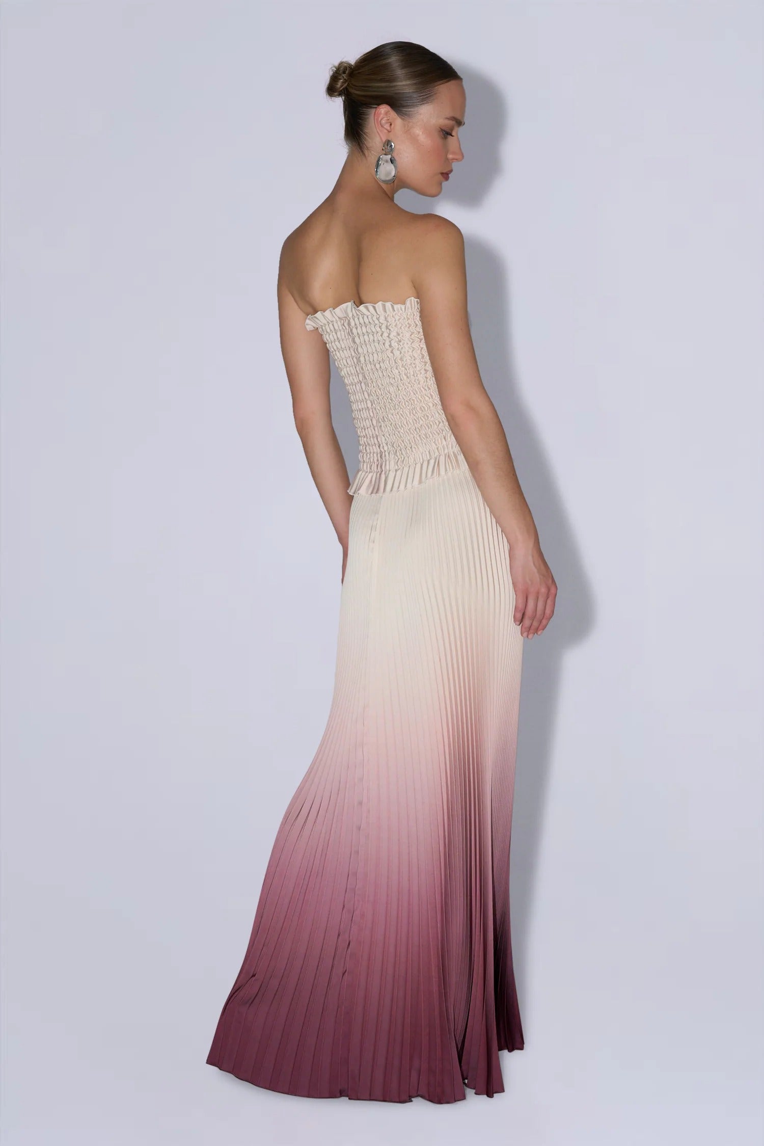 Vestido largo plisado sin tirantes con degradado ombré
