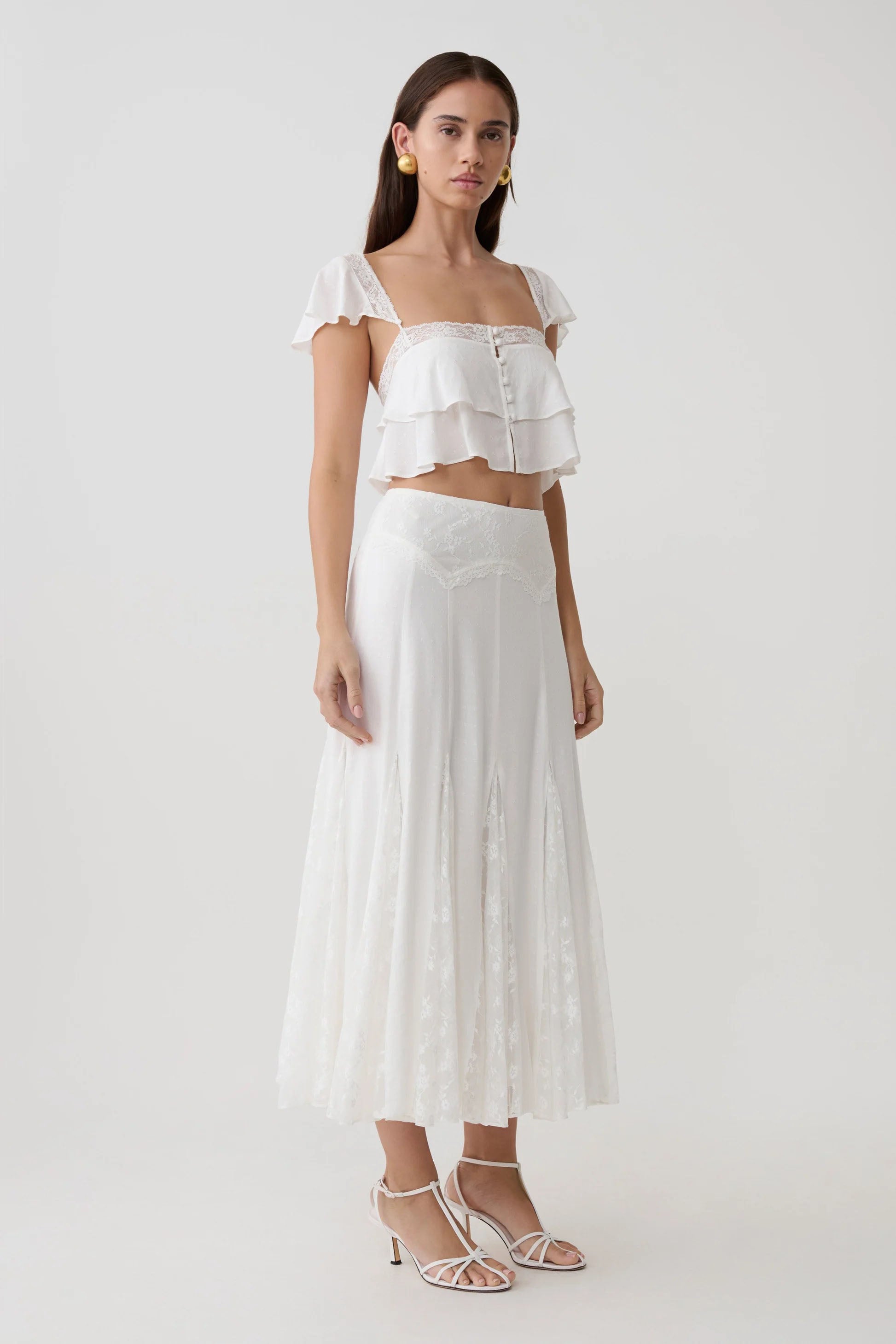 Set top corto a balze con rifinitura in pizzo bianco e gonna midi