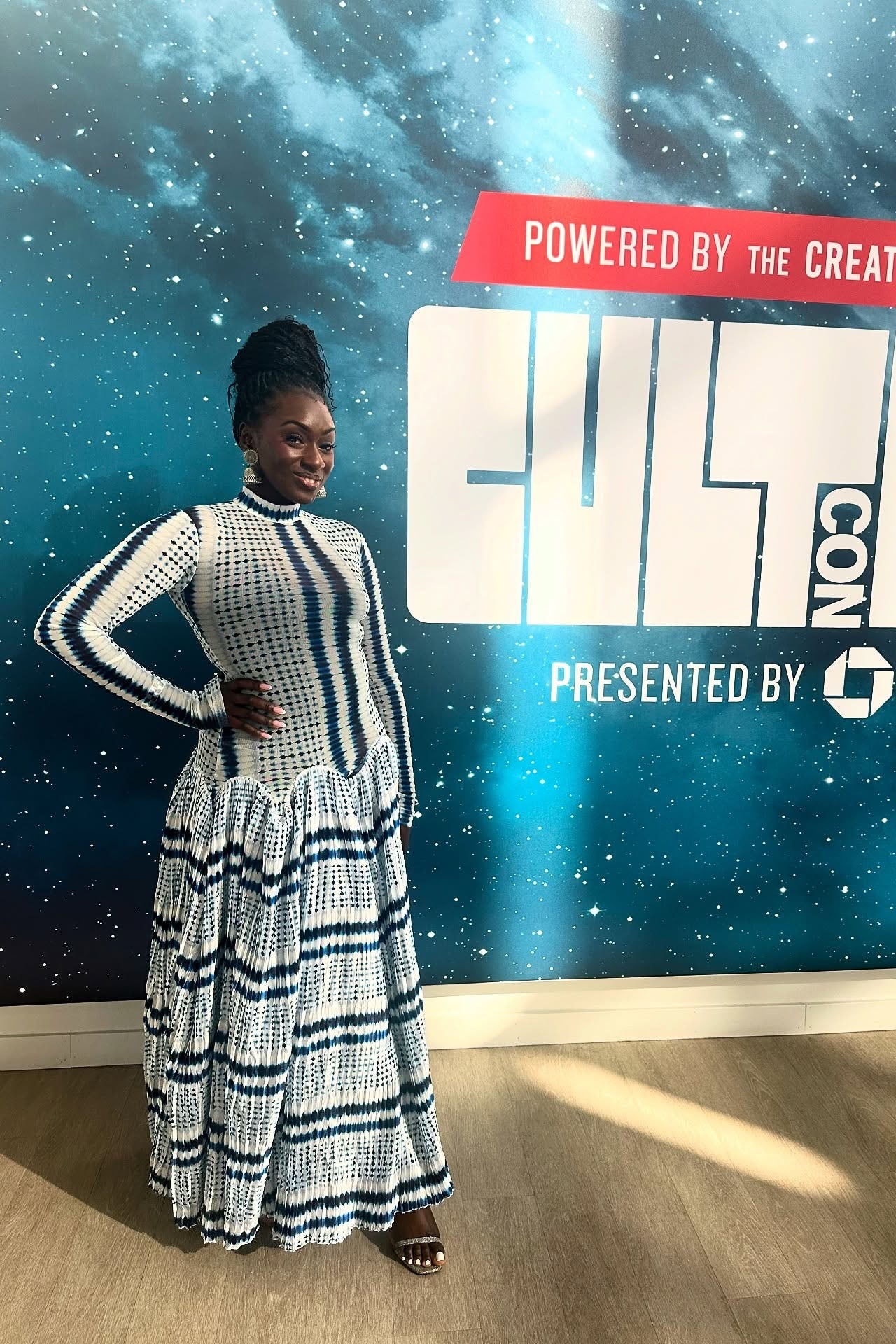 Slank kvelds kjole med tie-dye og hofteforsterkning