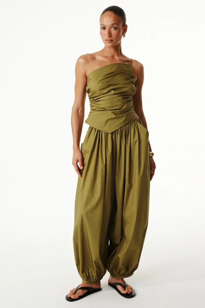 Olijfgroene set met top met één schouder en rimpeldetails & ballonbroek