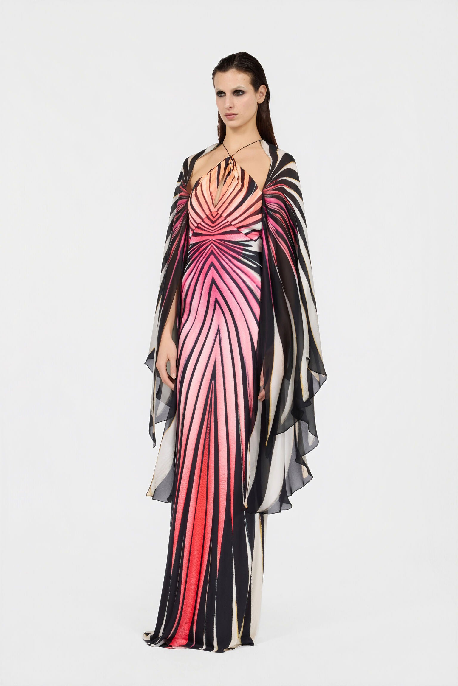 Maxi-Kleed mat déifem V-Ausschnëtt, Cape-Ärmelen a Zebra-Muster