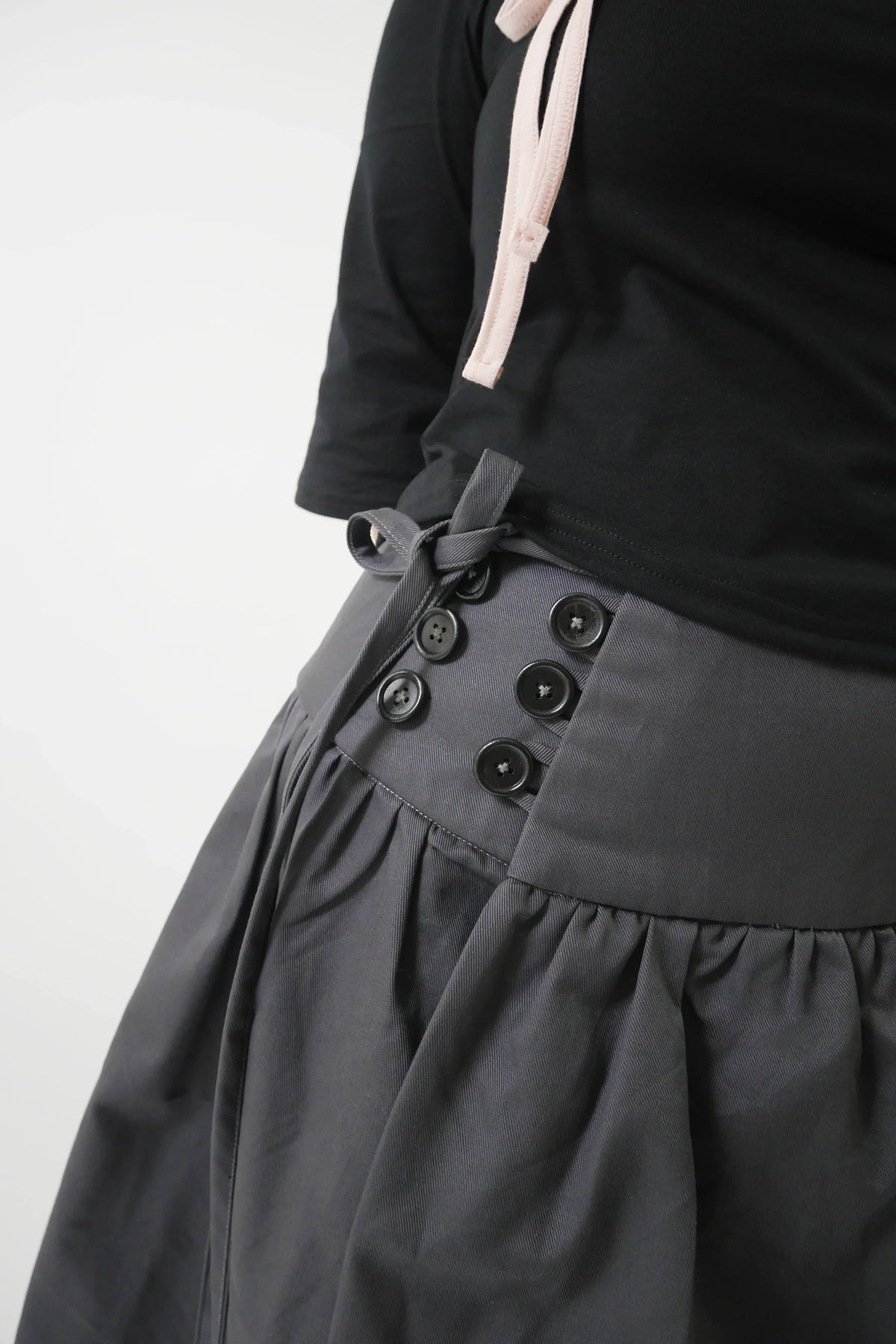 Falda gris carbón con cintura fruncida