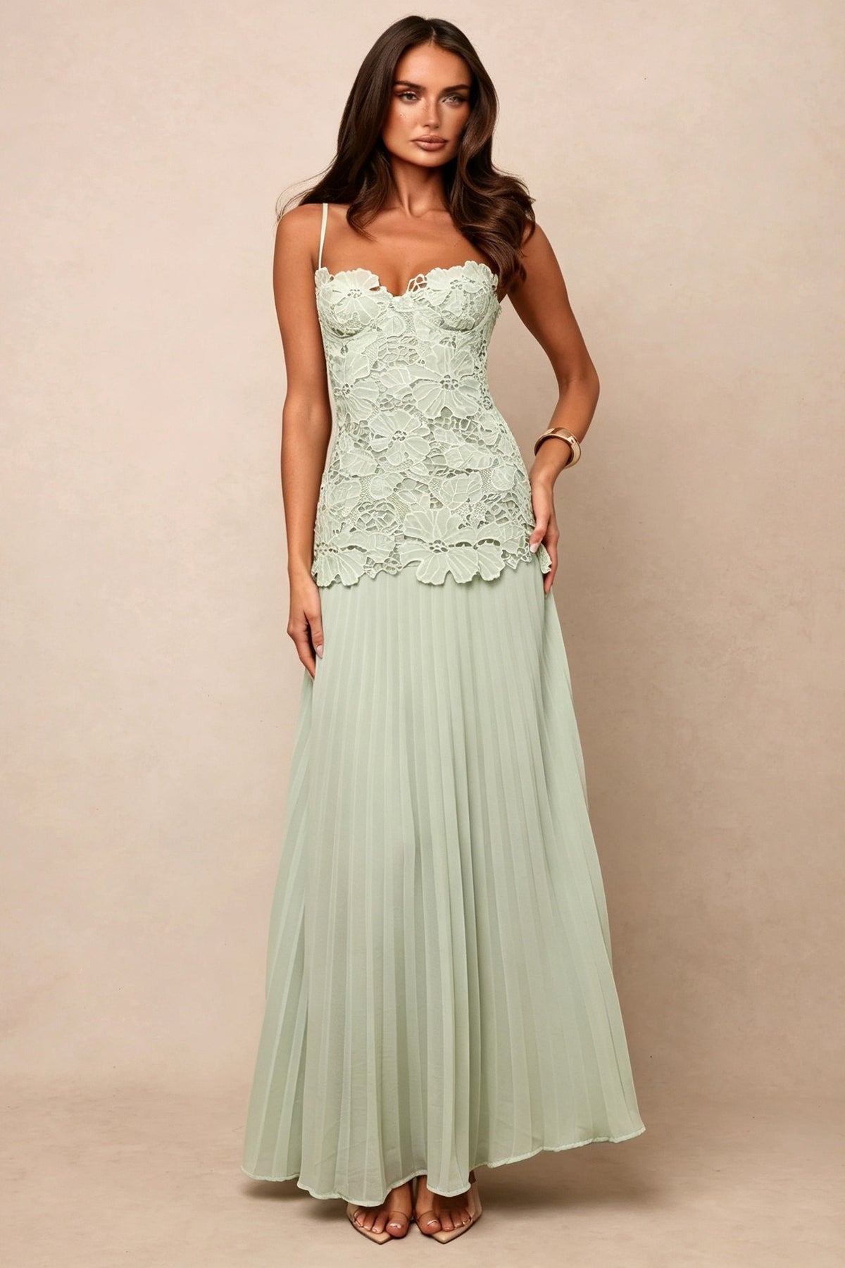 Maxikjole med blomsterudskæringer og plisseret camisole-top