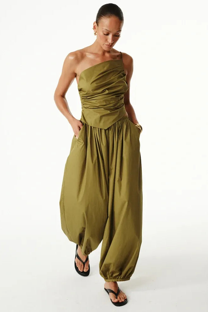 Olijfgroene set met top met één schouder en rimpeldetails & ballonbroek