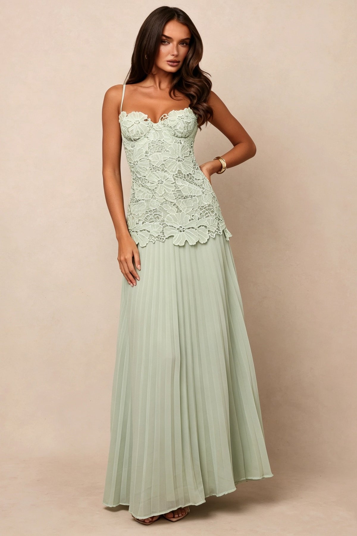 Maxikjole med blomsterudskæringer og plisseret camisole-top