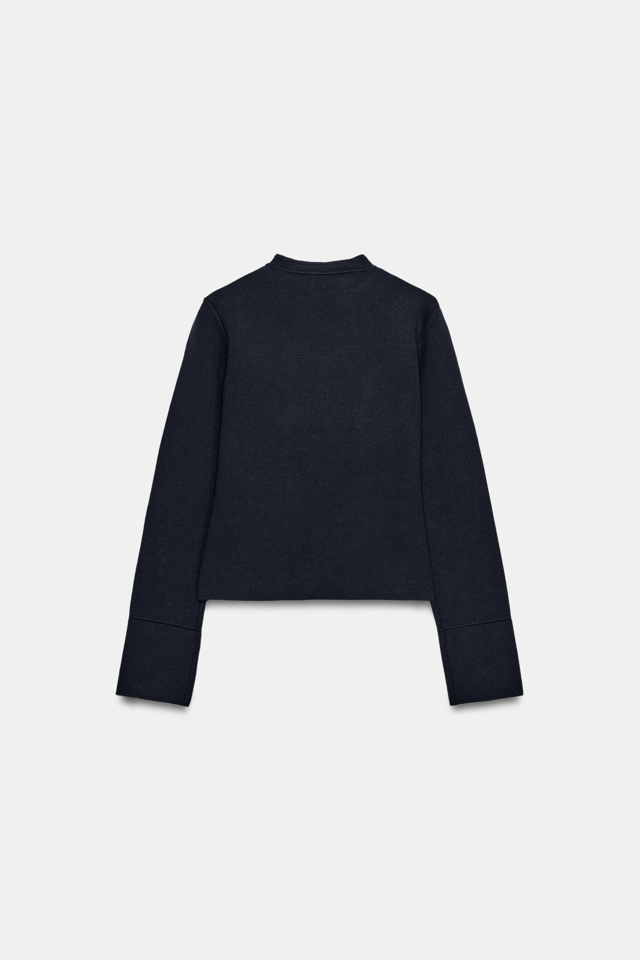 Gestréckte Cardigan mat gëllen Knäppercher