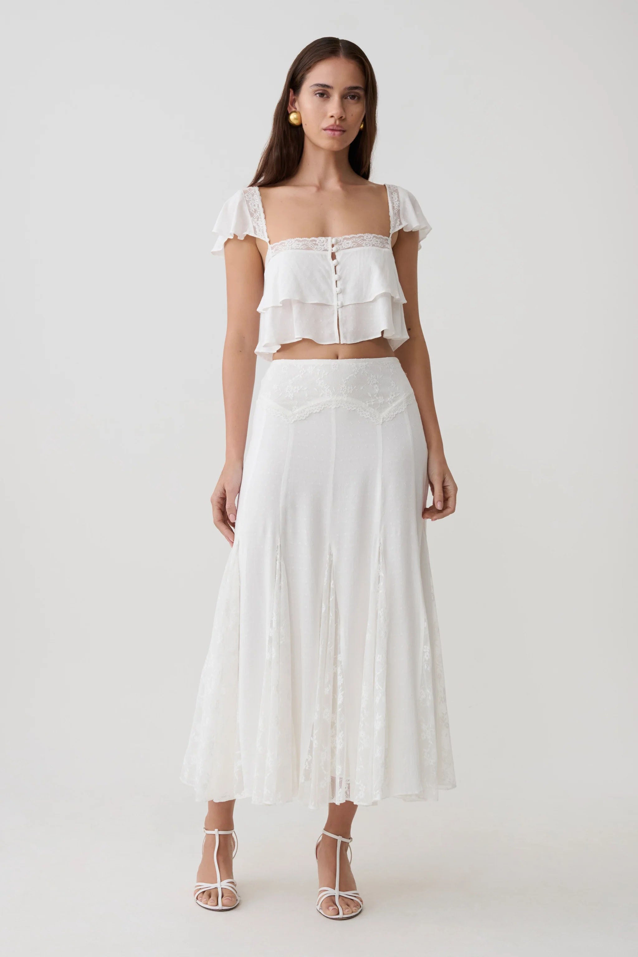 Set top corto a balze con rifinitura in pizzo bianco e gonna midi
