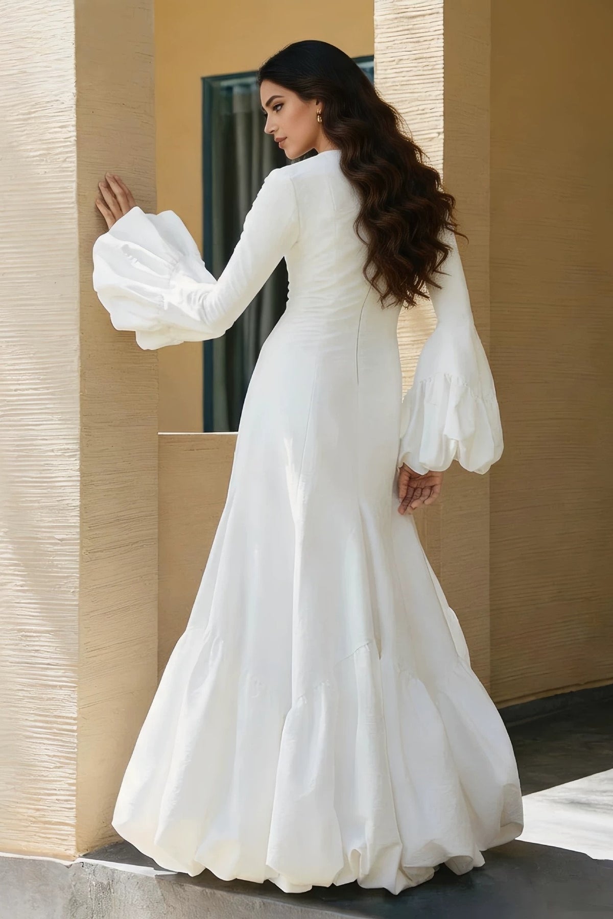 Robe longue bleu ciel à empiècement en dentelle et décolleté en V profond