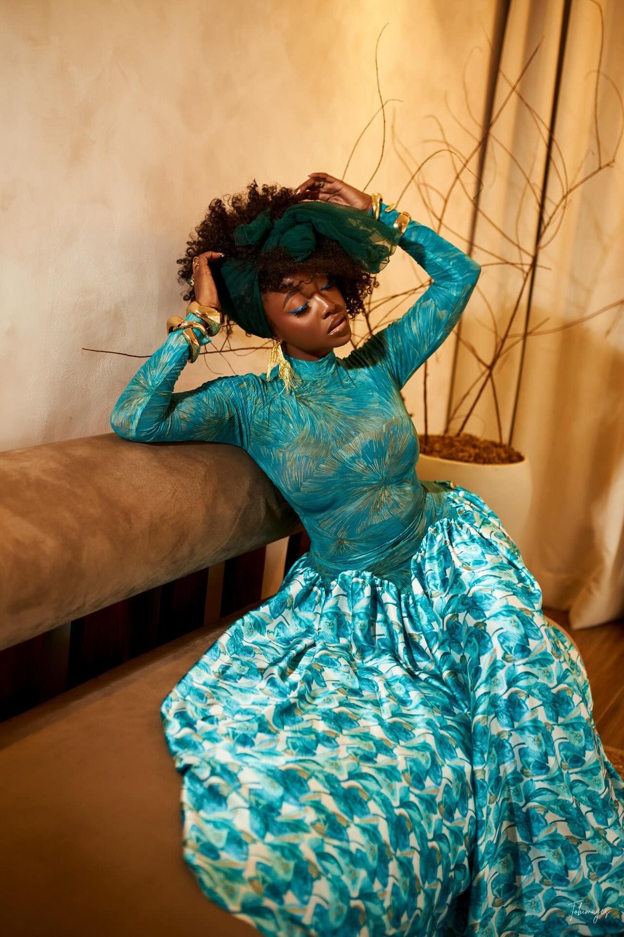 Livfull röd genomskinlig blommig maxiklänning