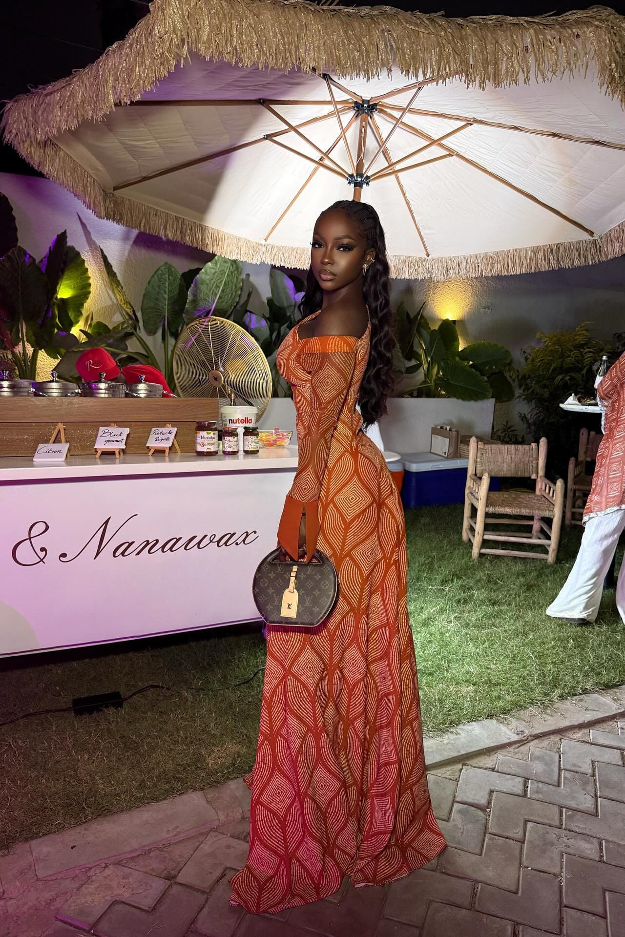 Elegante abito lungo monospalla geometrico