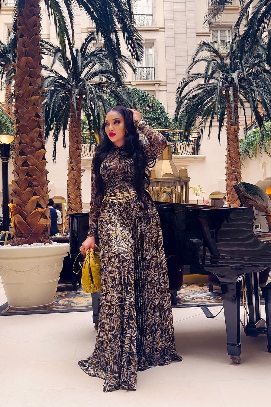 Abito lungo marrone aderente in rete trasparente