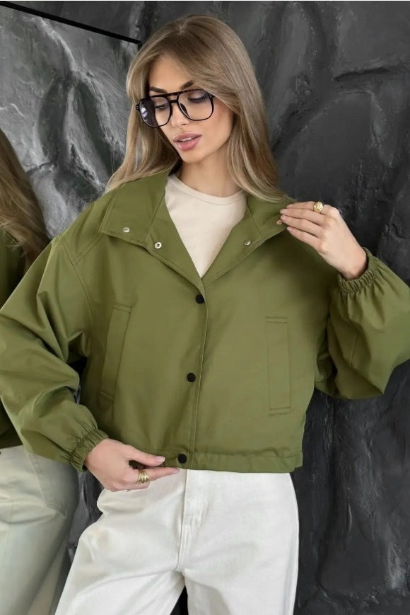 Chaqueta corta de cuero minimalista y cuadrada