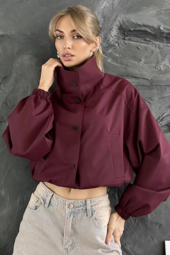 Chaqueta corta de cuero minimalista y cuadrada
