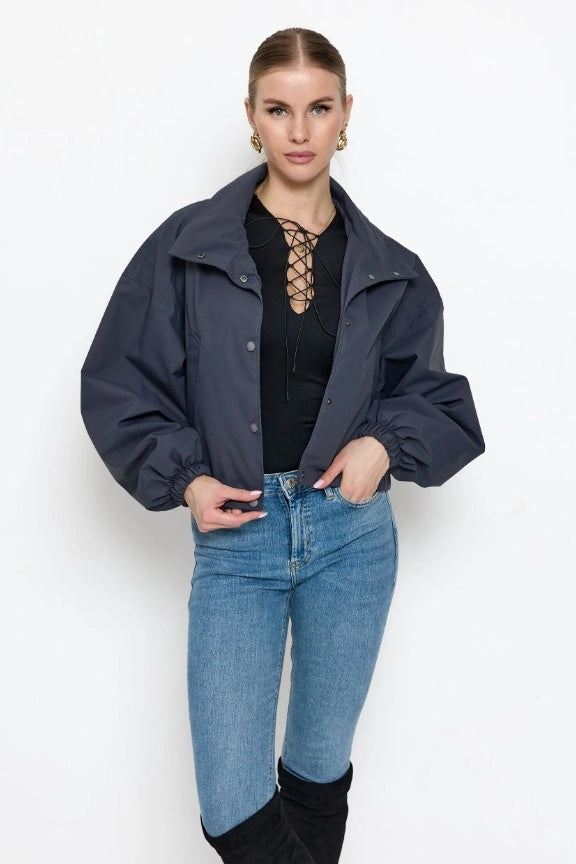 Chaqueta corta de cuero minimalista y cuadrada