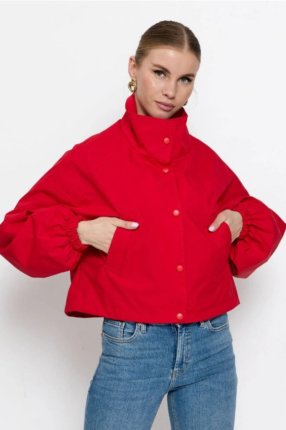 Chaqueta corta de cuero minimalista y cuadrada