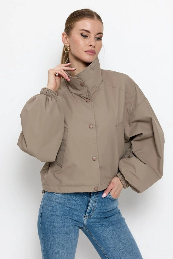 Chaqueta corta de cuero minimalista y cuadrada