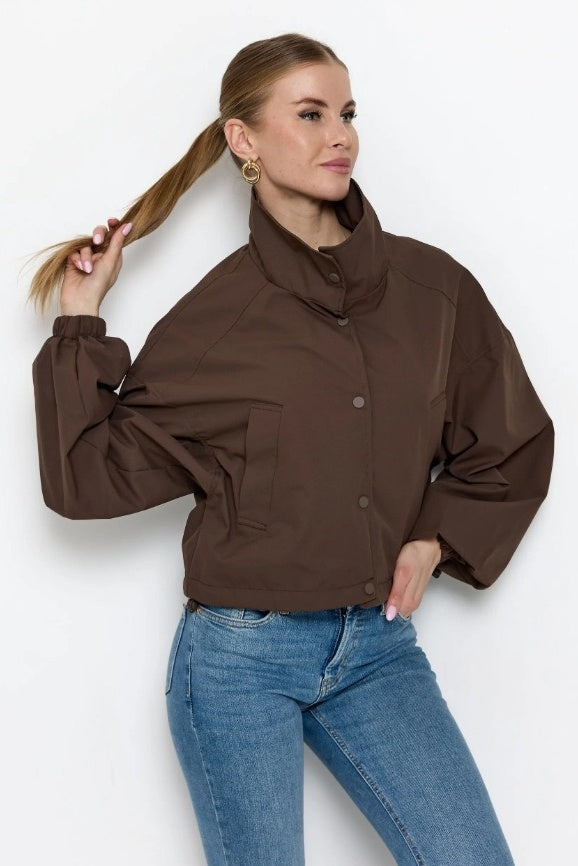 Chaqueta corta de cuero minimalista y cuadrada